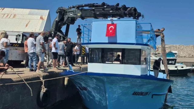 485e2070-2026da-1453-ruzgari-bartinda-11-metrelik-dev-tekneyi-karadan-yuruttuler