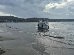 Bodrumda fırtına tekneyi karaya sürükledi